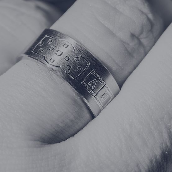 Bild enthält, Body Part, Finger, Hand, Person, Accessories, Jewelry, Ring, Silver