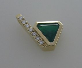 Bild enthält, Accessories, Gemstone, Jewelry, Emerald, Locket, Pendant, Diamond