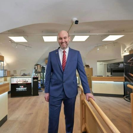 Bild enthält, Plywood, Wood, Adult, Male, Man, Person, Formal Wear, Hospital, Indoors, Suit