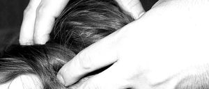 Bild enthält, Body Part, Finger, Hand, Person, Massage, Adult, Female, Woman