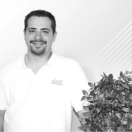 Bild enthält, Face, Head, Person, Smile, Potted Plant, Photography, Portrait, Dimples, Adult, Man