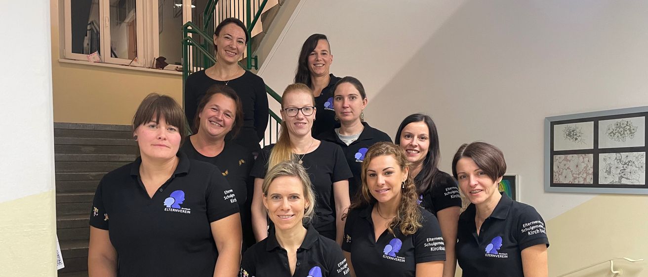 Bild enthält, Groupshot, Person, Adult, Female, Woman, People, Jeans, Pants, Face, Head