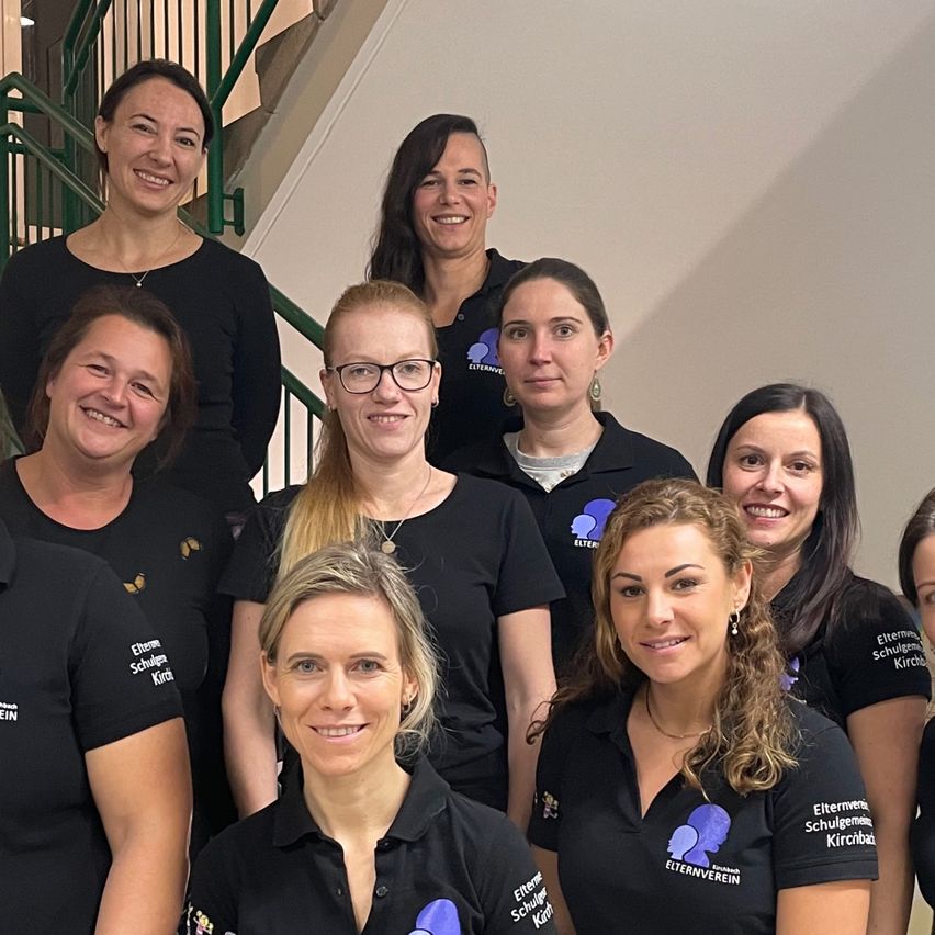 Bild enthält, Groupshot, Person, Adult, Female, Woman, People, Jeans, Pants, Face, Head