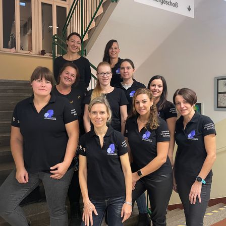 Bild enthält, Groupshot, Person, Adult, Female, Woman, Wristwatch, Glasses, People, Necklace, Shoe