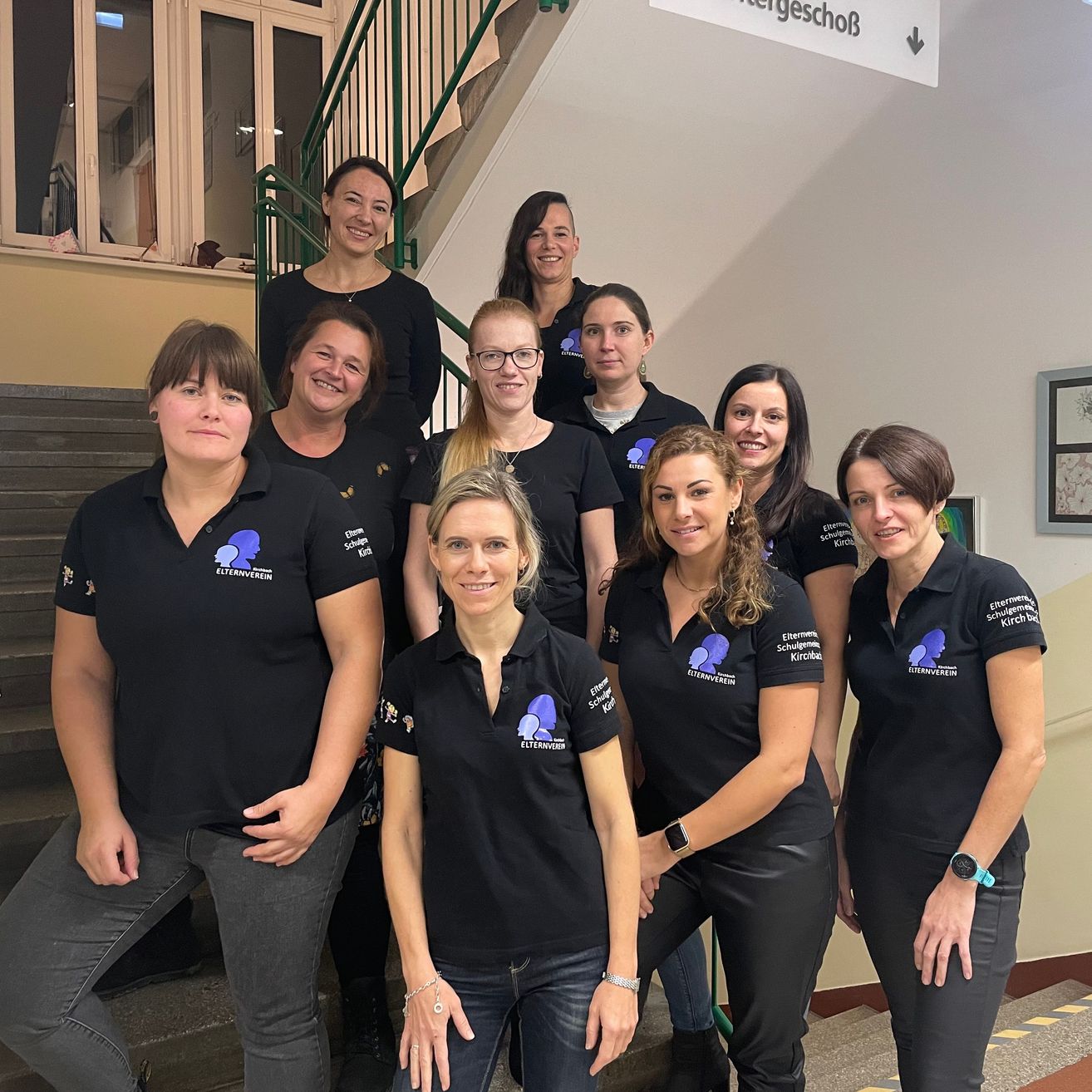 Bild enthält, Groupshot, Person, Adult, Female, Woman, Wristwatch, Glasses, People, Necklace, Shoe