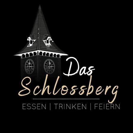 Schwarz-weißes Logo für einen Ort namens Schlossberg. Es zeigt einen Turm mit einer Uhr und dem Slogan 'Essen, Trinken, Feiern'.