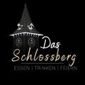 Schwarz-weißes Logo für einen Ort namens Schlossberg. Es zeigt einen Turm mit einer Uhr und dem Slogan 'Essen, Trinken, Feiern'.