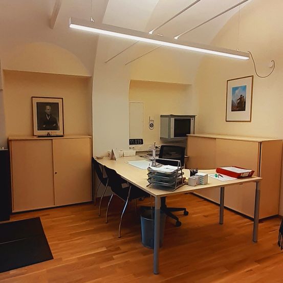 Bild enthält, Wood, Hardwood, Floor, Indoors, Interior Design, Flooring, Table, Stained Wood, Desk, Plywood