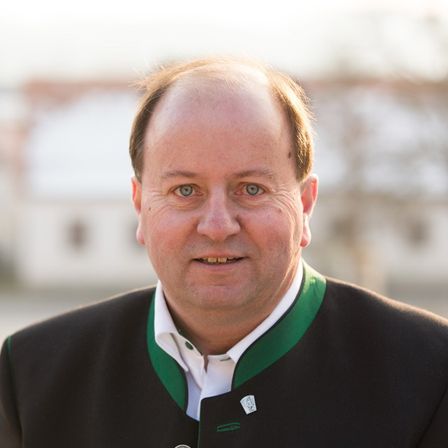 Bild enthält, Person, Photography, Portrait, Coat, Jacket, Blazer, Adult, Male, Man, Suit