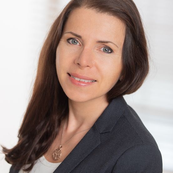 Bild enthält, Face, Head, Person, Photography, Portrait, Formal Wear, Adult, Female, Woman, Smile