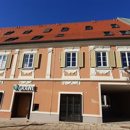 Bild enthält, Architecture, Building, Housing, Car, Vehicle, House, Urban, Row House, City, Condo