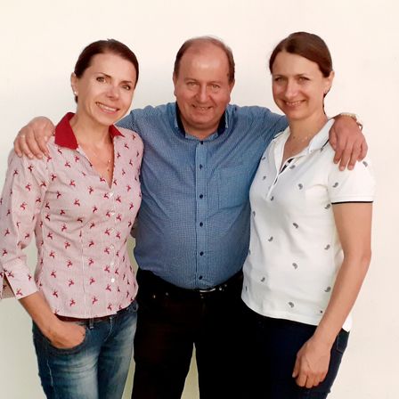 Bild enthält, Blouse, Pants, Shirt, Adult, Male, Man, Person, Jeans, Female, Woman