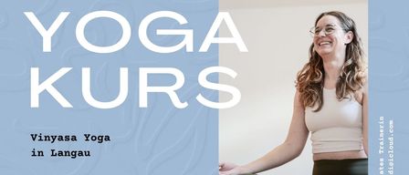 Werbeposter für Vinyasa Yoga-Kurs in Langau. Eine Frau praktiziert Yoga, mit Details zu Kursdaten, Zeiten und Kosten. Der Text ist in Deutsch.