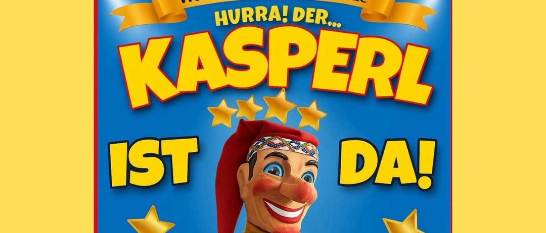 Plakat für eine Puppenshow. Die Hauptfigur, Kasperl, ist eine lächelnde Puppe. Die Veranstaltung findet am 18. April um 16 Uhr in der Freizeithalle statt. Der Ticketpreis beträgt 5 Euro pro Person.