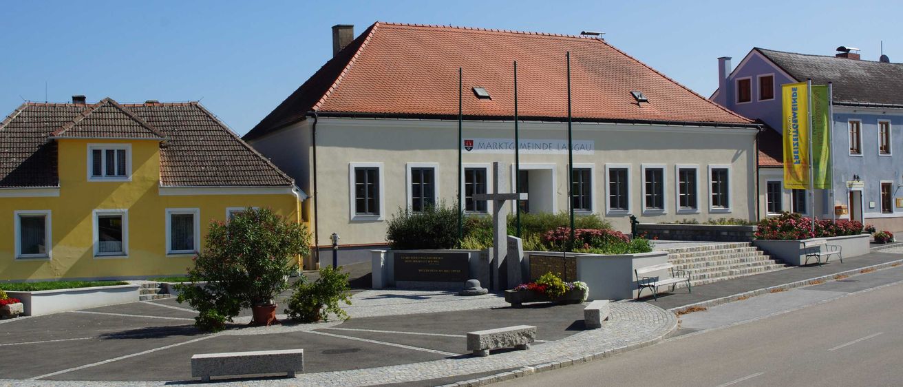 Bild enthält, Neighborhood, Bench, City, Suburb, Housing, House, Road, Street, Urban, Row House