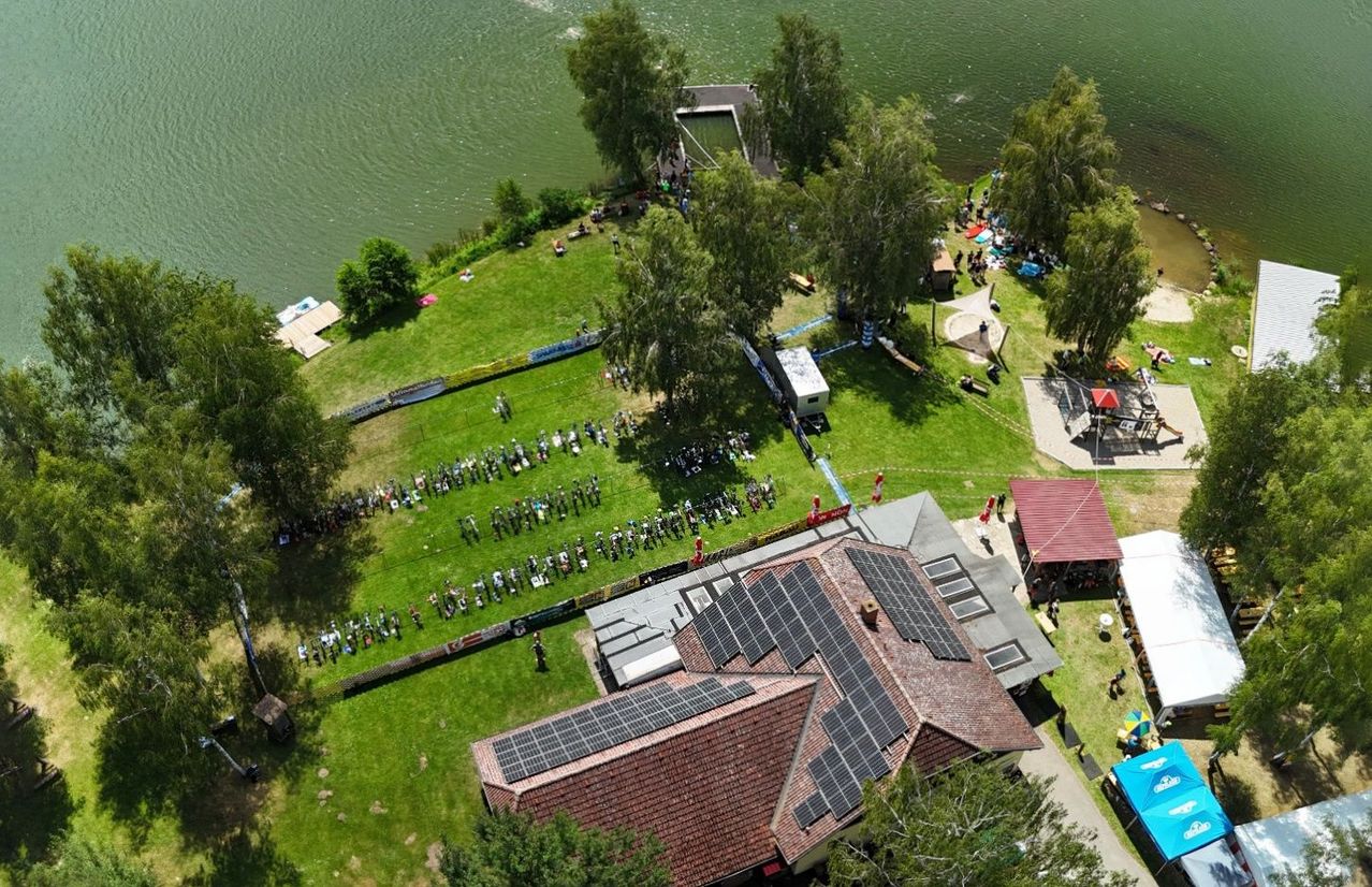 Bild enthält, Outdoors, Nature, Scenery, Architecture, Building, Aerial View, Electrical Device, Solar Panels