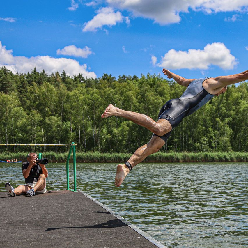 Bild enthält, Water, Waterfront, Person, Clothing, Jeans, Pants, Footwear, Shoe