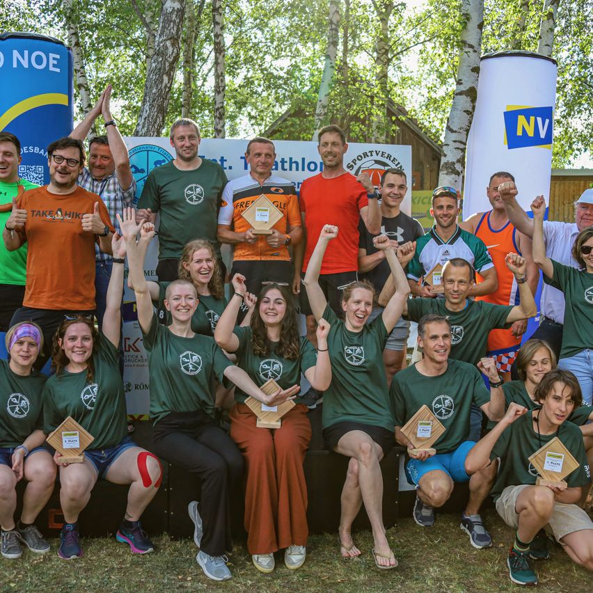 Bild enthält, People, Person, T-Shirt, Shorts, Team, Groupshot, Adult, Male, Man, Shoe