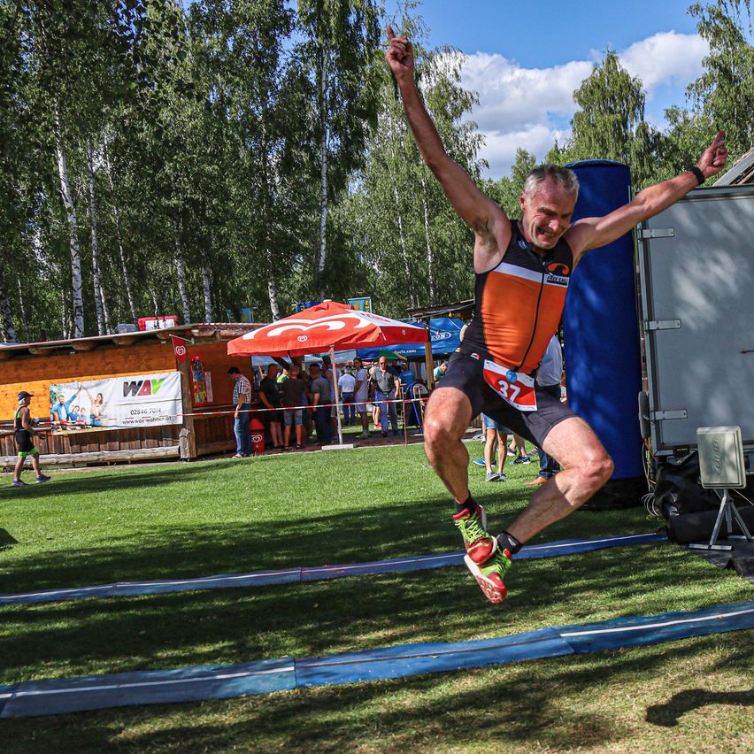 Bild enthält, Clothing, Shorts, Adult, Male, Man, Person, Jumping