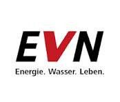 Das EVN-Logo zeigt den Text 'EVN' in fetten schwarzen Buchstaben mit einem roten 'V'. Darunter steht der Satz 'Energie, Wasser, Leben' in kleinerer Schrift. Das Design ist minimalistisch mit weißem Hintergrund.