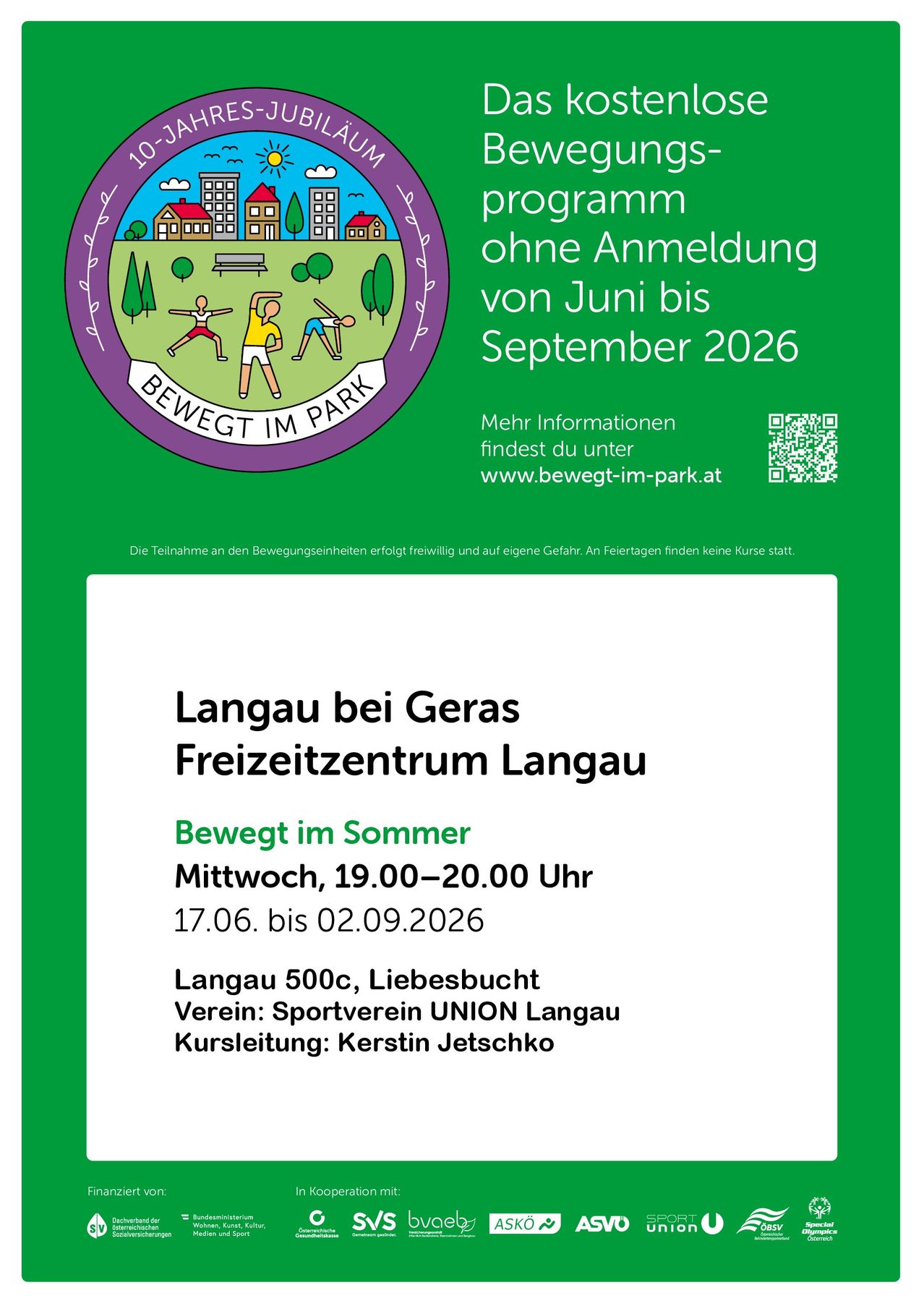 Plakat für 'Bewegt im Park' Bewegungseinheiten bei Langau bei Geras. Kostenlose Teilnahme. Keine Anmeldung erforderlich. Von Juni bis September 2026. QR-Code für weitere Informationen. Kontakt unter www.bewegt-im-park.at.
