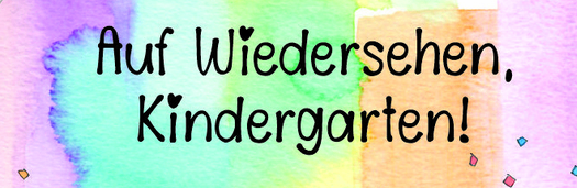 Ein bunter Banner mit den Worten 'Auf Wiedersehen, Kindergarten!' in Schwarz geschrieben. Der Banner hat einen Farbverlaufshintergrund mit Rosa-, Grün- und Gelbtönen. Kleine Herzformen sind verstreut.