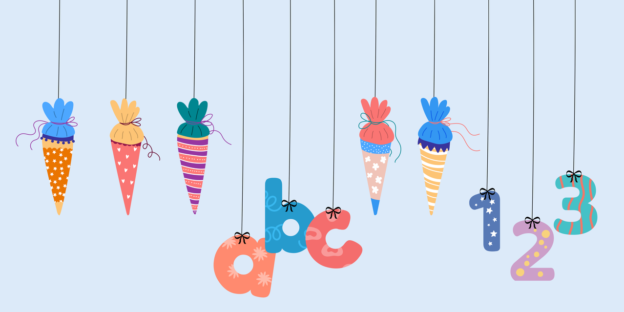 Fünf bunte Eiswaffeln in Form der Buchstaben A, B, C, D und E hängen an Fäden. Jede Waffel hat ein einzigartiges Design und Farbschema.