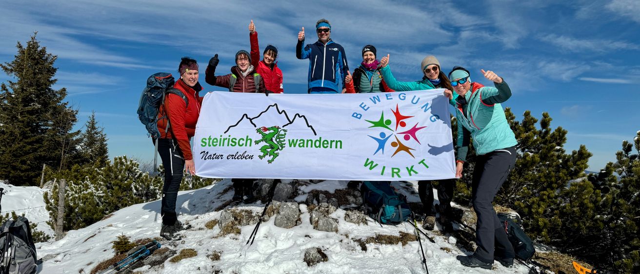 Bild enthält, Adult, Male, Man, Person, Female, Woman, Outdoors, Nature, Shoe, Snow