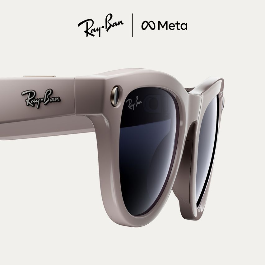 Nahaufnahme einer Ray-Ban Sonnenbrille mit Meta-Branding auf dem Rahmen.