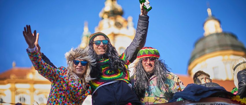 Bild enthält, Adult, Female, Person, Woman, Celebrating, Glasses, Face, Head, Hat, Happy