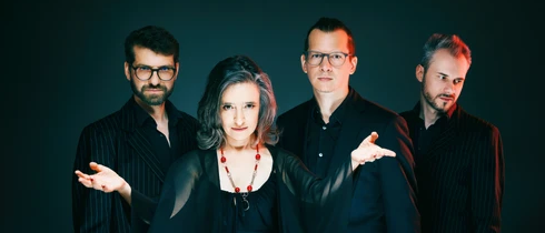 Bild enthält, Groupshot, Person, People, Adult, Male, Man, Head, Face, Necklace