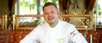 Bild enthält, Chef, Person, Clothing, T-Shirt, Culinary, Adult, Male, Man