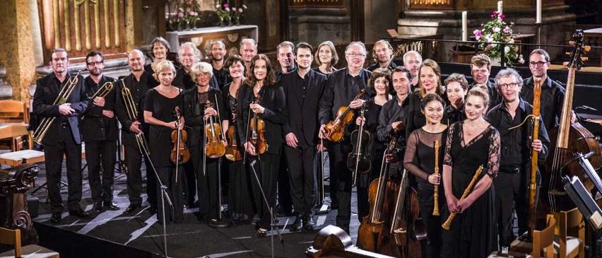 Bild enthält, Indoors, Group Performance, Person, Music, Music Band, Musician, Performer, Adult, Male, Man