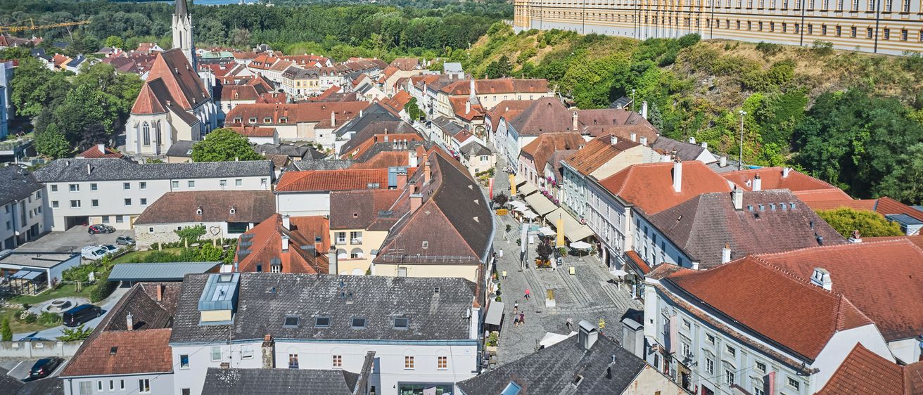 Bild enthält, Building, Cityscape, Urban, City, House, Housing, Roof, Outdoors, Car, Nature