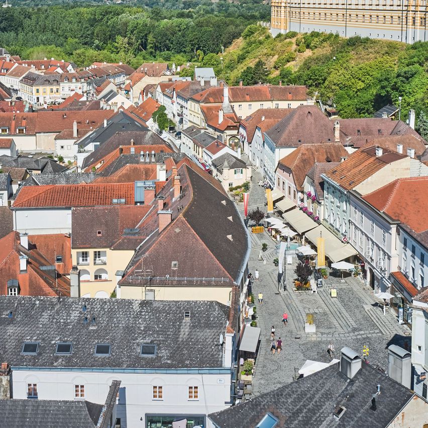 Bild enthält, Building, Cityscape, Urban, City, House, Housing, Roof, Outdoors, Car, Nature