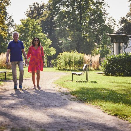 Bild enthält, Grass, Park, Person, Walking, Bench, Tree, Vegetation, Path, Adult, Man
