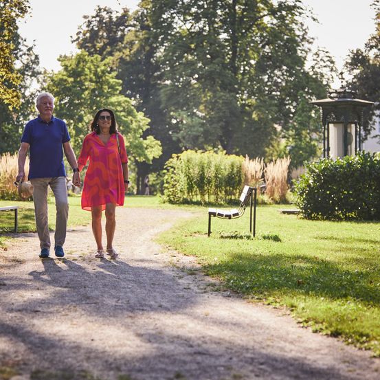 Bild enthält, Grass, Park, Person, Walking, Bench, Tree, Vegetation, Path, Adult, Man