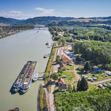 Bild enthält, Outdoors, Nature, Water, Lake, River, Aerial View, Boat, Vehicle, Architecture, Building