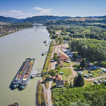 Bild enthält, Outdoors, Nature, Water, Lake, River, Aerial View, Boat, Vehicle, Architecture, Building