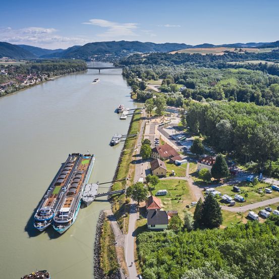 Bild enthält, Outdoors, Nature, Water, Lake, River, Aerial View, Boat, Vehicle, Architecture, Building