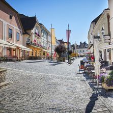 Bild enthält, Path, Road, Cobblestone, City, Street, Urban, Neighborhood, Walkway, Person, Building