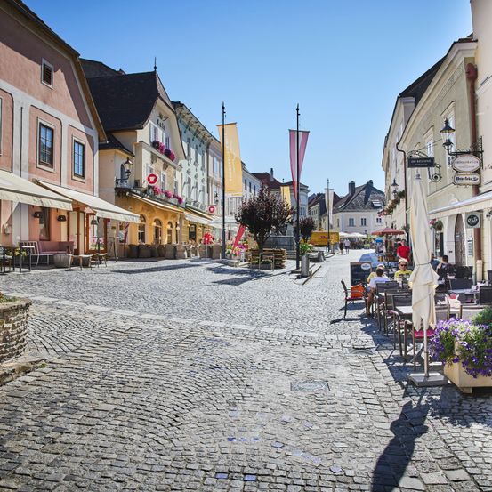 Bild enthält, Path, Road, Cobblestone, City, Street, Urban, Neighborhood, Walkway, Person, Building