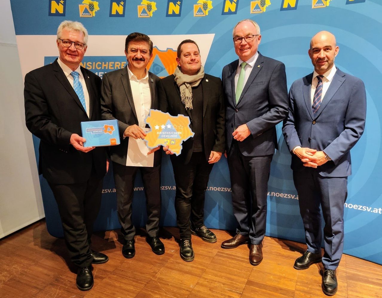 Bild enthält, Groupshot, Person, Adult, Male, Man, Suit, Coat, Jacket, Glasses, Tie