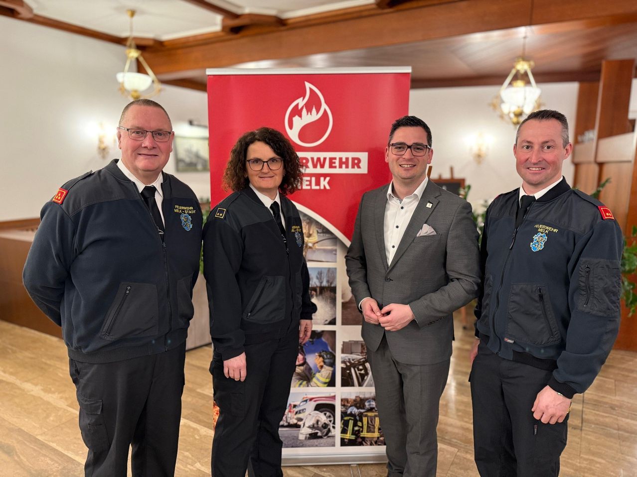 Bild enthält, Adult, Male, Man, Person, Suit, Coat, Groupshot, Officer, Police Officer, Face