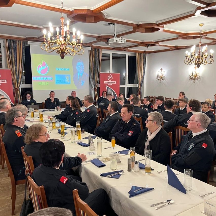 Bild enthält, Indoors, Fun, Hall, Banquet, Adult, Male, Man, Person, Female, Woman