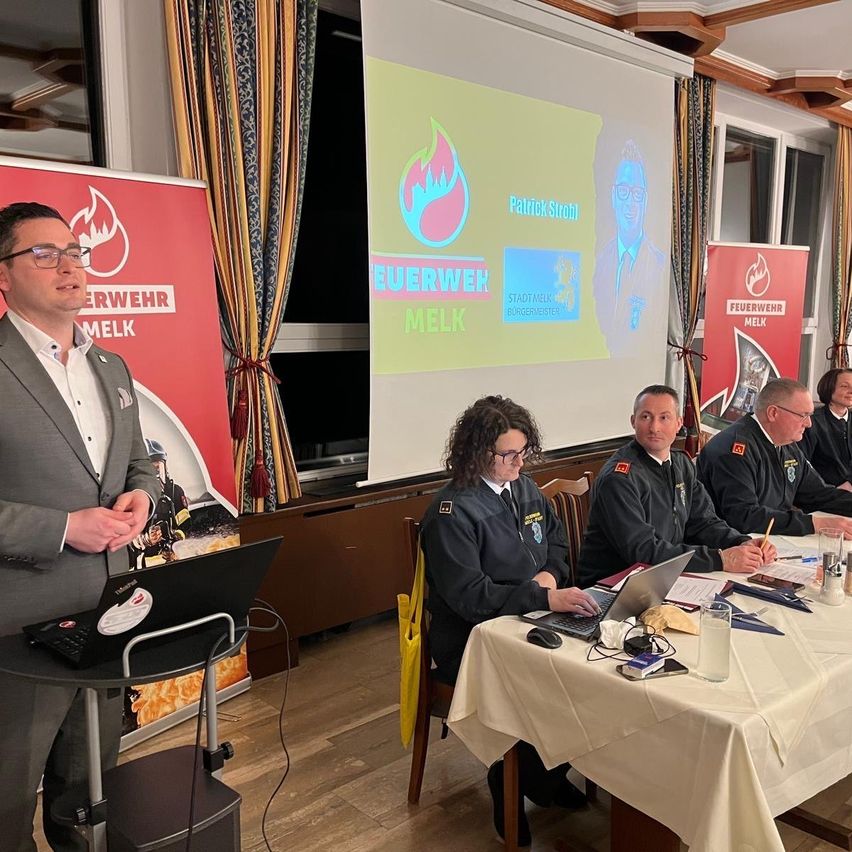 Bild enthält, Crowd, Person, Adult, Male, Man, Audience, Debate, Speech, Laptop, Glasses