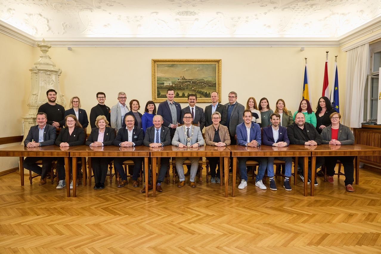 Bild enthält, Groupshot, Person, People, Wood, Suit, Indoors, Crowd, Hardwood, Face, Flooring