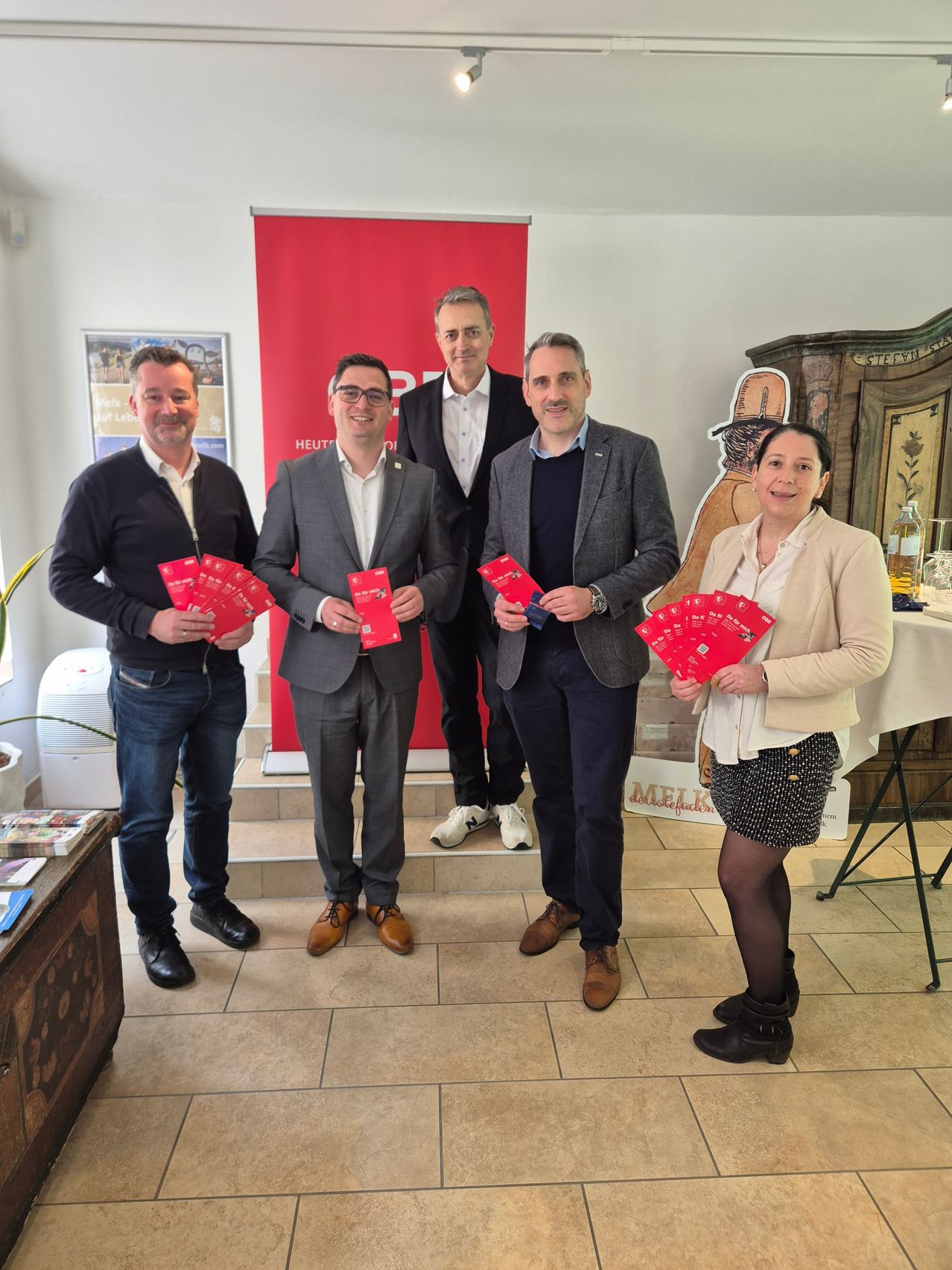 Bild enthält, Blazer, Coat, Jacket, Flower, Flower Arrangement, Flower Bouquet, Rose, Floor, Pants, Portrait