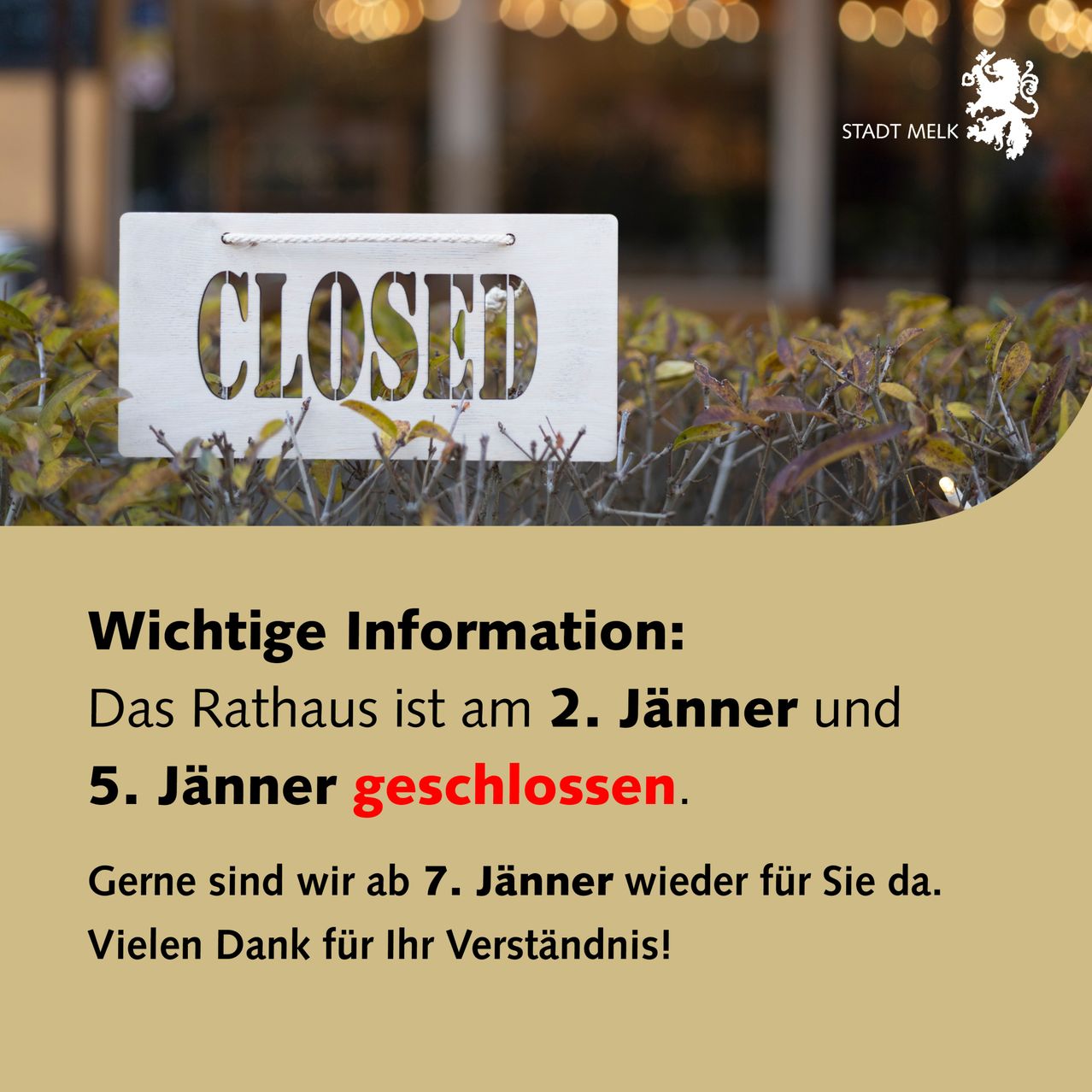 Ein Schild mit der Aufschrift geschlossen steht vor einem Busch. Darunter befindet sich eine wichtige Information, dass das Rathaus am 2. und 5. Januar geschlossen ist. Es wird am 7. Januar wiedereröffnet.