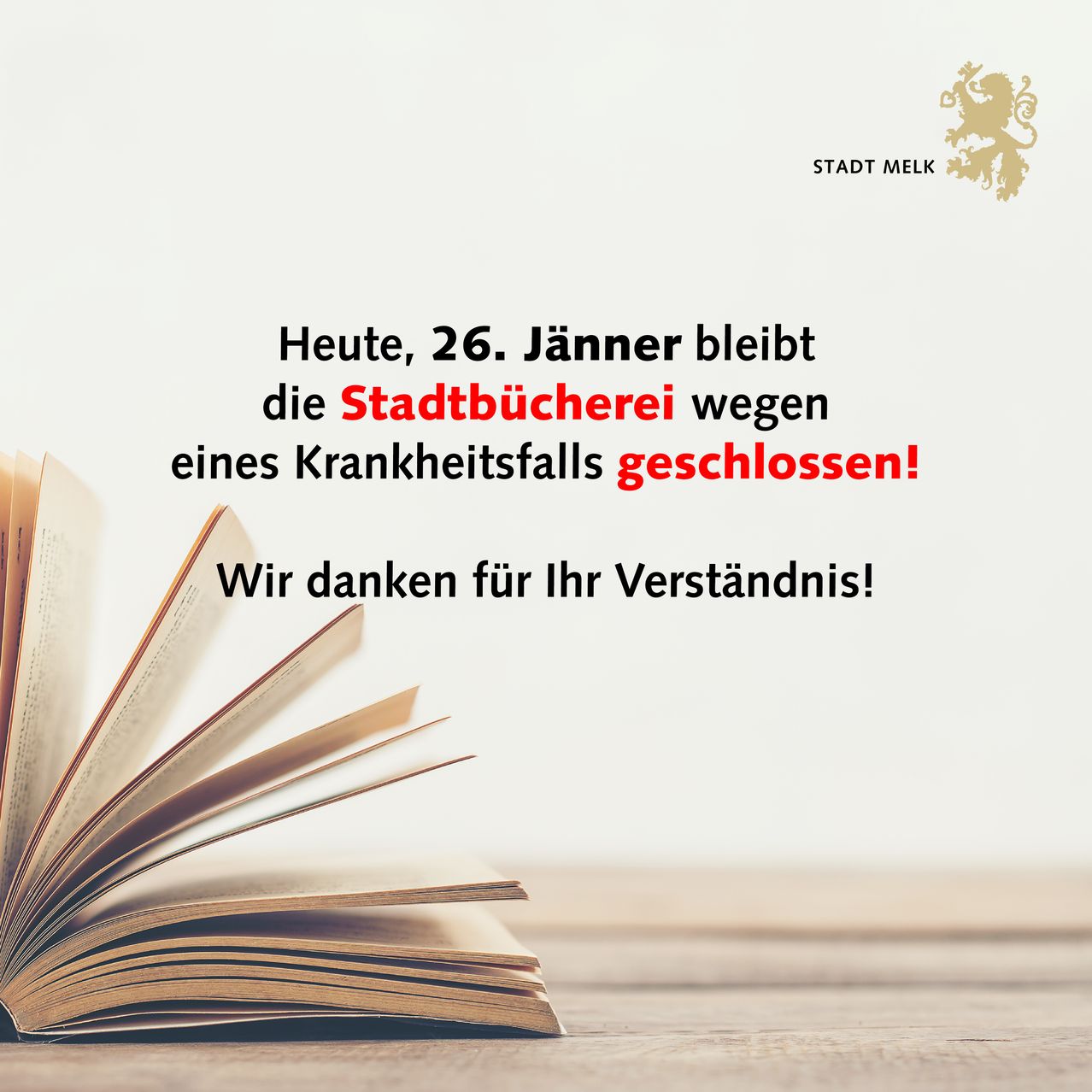 Geöffnetes Buch auf einem Tisch mit Text 'Heute, 26. Jänner bleibt die Stadtbücherei wegen eines Krankheitsfalls geschlossen!' und 'Wir danken für Ihr Verständnis!' in rotem Text.